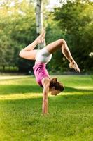 donna fare handstand esercizio foto