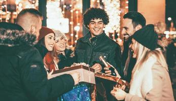 amici avendo divertimento all'aperto nel inverno città foto