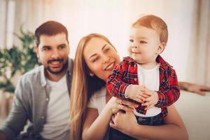 allegro giovane famiglia foto