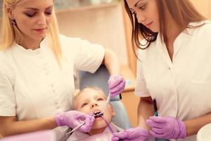 poco ragazza a il dentista foto