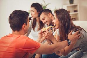 amici avendo divertimento e fabbricazione festa a casa foto