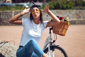 pazzo ragazza con bicicletta foto