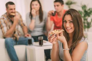 giovane donna mangiare Pizza foto