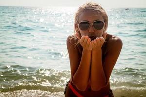 soffiaggio un' bacio a partire dal il spiaggia foto