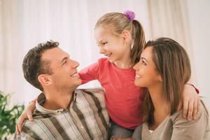 famiglia felice a casa foto