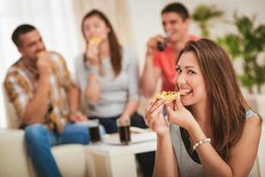 giovane donna mangiare Pizza foto