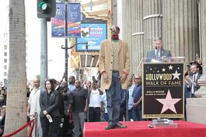 los angeles - nov 19 - curiosare cane, calvin ampio jr, lerone ghiottone a il curiosare cane stella cerimonia su il hollywood camminare di fama su novembre 19, 2018 nel los angeles, circa foto