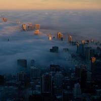 vista aerea della nebbia che copre una città foto