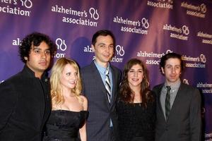 los angeles, 20 mar - jim parsons, mayim bialik arriva al 21° annuale una notte a sardi s a beneficio dell'associazione alzheimer al beverly hilton hotel il 20 marzo 2013 a beverly hills, ca foto