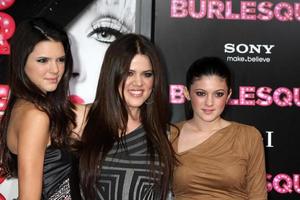 los angeles, nov 15 - Kendall Jenner, chiloe Kardashian, Kylie Jenner arriva a il burlesque la prima a grauman S Cinese Teatro su novembre 15, 2010 nel los angeles, circa foto