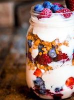 semifreddo muesli con yogurt e frutti di bosco su fondo rustico