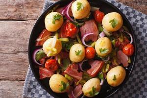 cibo rustico: patate novelle con pancetta vista dall'alto orizzontale foto