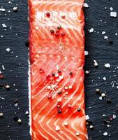 filetto di salmone salato con pepe piccante e sale marino foto