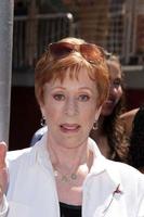 los angeles, apr 18 - carol burnett a il carol burnett piazza svelare a il selma e montanaro su aprile 18, 2013 nel los angeles, circa foto