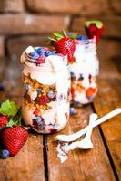 semifreddo muesli con yogurt e frutti di bosco su fondo rustico