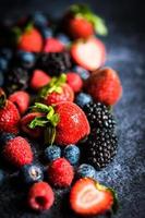 berry mix su sfondo nero rustico foto