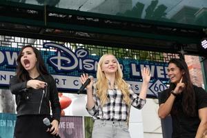 los angeles, ott 17 - colomba camerone, Sofia carson, Boo Boo stewart a il stelle di discendenti personale aspetto a il centro disney su ottobre 17, 2015 nel Anaheim, circa foto