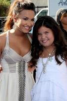 los angeles, ago 14 - demi lovato, madison de la garza in arrivo a il 2011 vh1 fare qualcosa premi a hollywood palladio su agosto 14, 2011 nel los angeles, circa foto