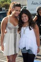 los angeles, ago 14 - demi lovato, madison de la garza in arrivo a il 2011 vh1 fare qualcosa premi a hollywood palladio su agosto 14, 2011 nel los angeles, circa foto