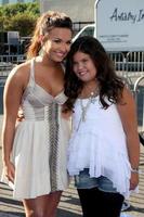 los angeles, ago 14 - demi lovato, madison de la garza in arrivo a il 2011 vh1 fare qualcosa premi a hollywood palladio su agosto 14, 2011 nel los angeles, circa foto