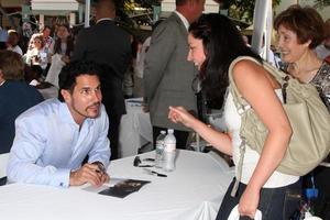 los angeles, ago 23 - don diamont a il grassetto e bellissimo fan incontrare e salutare a il agricoltori mercato su agosto 23, 2013 nel los angeles, circa foto