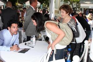 los angeles, ago 23 - don diamont a il grassetto e bellissimo fan incontrare e salutare a il agricoltori mercato su agosto 23, 2013 nel los angeles, circa foto