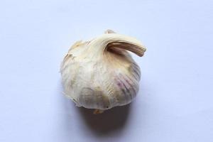 una testa d'aglio isolata foto