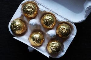 uova di pasqua di cioccolato avvolte in lamina d'oro foto
