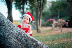 piccola ragazza asiatica in costume rosso di Babbo Natale foto