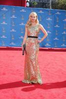 los angeles, ago 29 - meredith monroe arriva a il 2010 emmy premi a nokia Teatro a la vivere su agosto 29, 2010 nel los angeles, circa foto