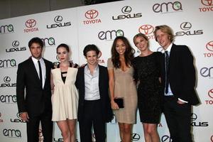 los angeles, ott 15 - Giosuè arciere, crista B Allen, connor Paolo, Ashley madekwe, emily vancamp, gabriel mann in arrivo a il 2011 ambientale media premi a il ammonitore fratelli studio su ottobre 15, 2011 nel beverly colline, circa foto