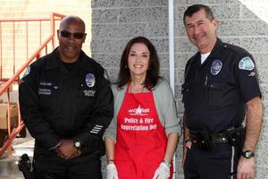 los angeles, nov 30 - Stefania kramer a il hollywood Camera di commercio 17 ° annuale polizia e fuoco bbq a wilcox stazione su novembre 30, 2011 nel los angeles, circa foto