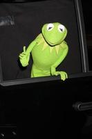 los angeles, nov 12 - kermit il rana arriva a il muppet mondo prima a EL capitano Teatro su novembre 12, 2011 nel los angeles, circa foto