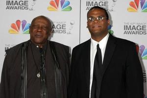 los angeles, feb 17 - forte gossett jr, figlio arriva a il 43 ° naacp Immagine premi a il santuario auditorium su febbraio 17, 2012 nel los angeles, circa foto