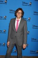 los angeles, ago 4 - simon uomo del tempio arriva a il abc estate 2013 tca festa a il beverly hilton Hotel su agosto 4, 2013 nel beverly colline, circa foto