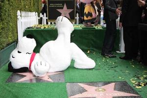 los angeles, nov 2 - snoopy a il snoopy hollywood camminare di fama cerimonia a il hollywood camminare di fama su novembre 2, 2015 nel los angeles, circa foto