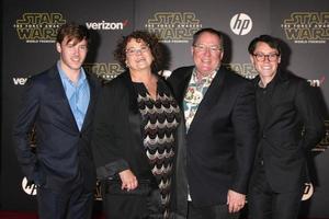 los angeles, dec 14 - John lasseter, moglie, figli maschi a il stella guerre - il vigore si sveglia mondo prima a il hollywood e montanaro su dicembre 14, 2015 nel los angeles, circa foto