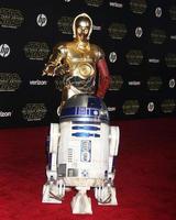 los angeles, dec 14 - r2-d2, c-3po a il stella guerre - il vigore si sveglia mondo prima a il hollywood e montanaro su dicembre 14, 2015 nel los angeles, circa foto