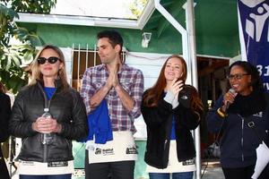 los angeles, feb 9 - kelly sullivan, jason Thompson, emily wilson, jo-ann Thurman Sig.ra glenn Thurman a il 4 ° generale ospedale habitat per umanità fan costruire giorno a il 191 e marcatore strada su febbraio 9, 2013 nel lungo spiaggia, circa foto