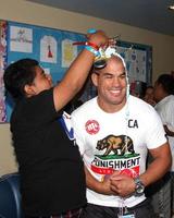 los angeles, sep 16 - tito ortiz a il stelle 4 sorrisi , celebrità visitare bambini a ospedale a porto-ucla medico centro su settembre 16, 2014 nel torre, circa foto