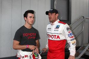 los angeles, apr 16 - Kevin jonas, brian austin verde a il toyota mille dollari prix professionista celeb gara a toyota mille dollari prix traccia su aprile 16, 2011 nel lungo spiaggia, circa foto