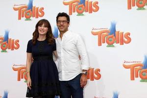 los angeles, ott 23 - zooey deschanel, Giacobbe pechenik a il troll prima a villaggio Teatro su ottobre 23, 2016 nel Westwood, circa foto