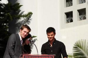 los angeles, nov 3 - Roberto pattinson, kristen stewart, taylor lautner a il stampato a mano e orma cerimonia per il crepuscolo saga attori a grauman S Cinese Teatro su novembre 3, 2011 nel los angeles, circa foto