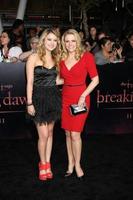 los angeles, nov 14 - taylor spreitler, melissa giovanna cervo arriva a il crepuscolo - rottura alba parte 1 mondo prima a nokia Teatro a la vivere su novembre 14, 2011 nel los angeles, circa foto