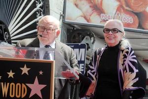 los angeles, apr 28 - ed asner, Barbara bagnare a il babarbara bagnare hollywood camminare di fama stella cerimonia a il hollywood camminare di fama su aprile 28, 2016 nel los angeles, circa foto