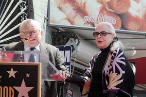 los angeles, apr 28 - ed asner, Barbara bagnare a il babarbara bagnare hollywood camminare di fama stella cerimonia a il hollywood camminare di fama su aprile 28, 2016 nel los angeles, circa foto