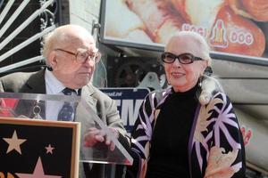 los angeles, apr 28 - ed asner, Barbara bagnare a il babarbara bagnare hollywood camminare di fama stella cerimonia a il hollywood camminare di fama su aprile 28, 2016 nel los angeles, circa foto