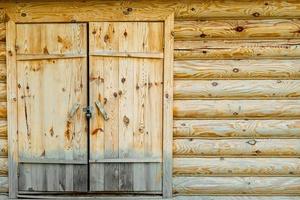 vecchio di legno porta. di legno cancello. lucchetto. fienile cancelli. russo tradizionale architettura. foto