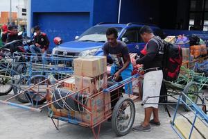 Caricamento in corso e scarico carrelli di passeggeri merce a il porta di bontan, est Kalimatan, Indonesia. novembre 09 2022 foto