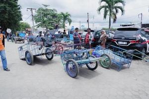 Caricamento in corso e scarico carrelli di passeggeri merce a il porta di bontan, est Kalimatan, Indonesia. novembre 09 2022 foto